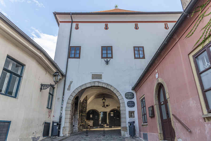 Croacia - Zagreb 18 - Puerta de Piedra.jpg